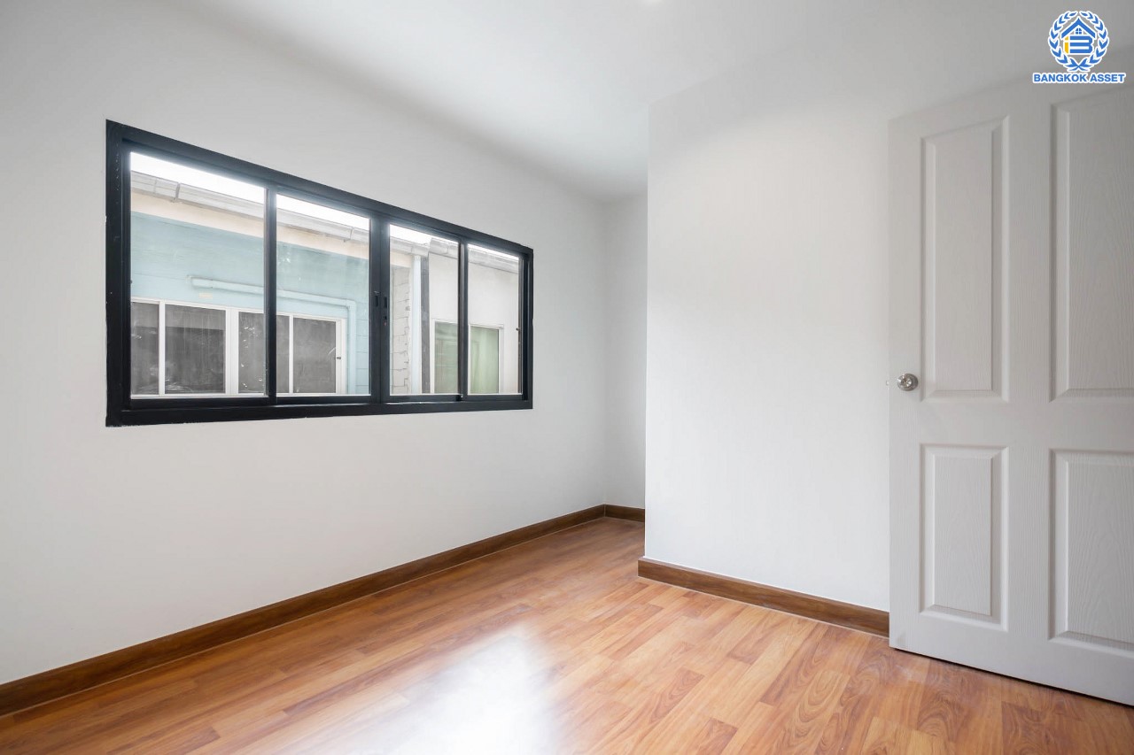 บ้านมือสองตกแต่งใหม่ ติด MRT "สถานีบางกระสอ" ม.นารีนคร รัตนาธิเบศร์ ตอบโจทย์ทุกการอยู่อาศัย ฟังก์ชั่น 2 ห้องนอนใหญ่ 2 ห้องน้ำ ต่อเติมครัวเคาน์เตอร์ และโรงจอดรถ บนทำเลดีที่สุด! ใกล้เซ็นทรัลรัตนาธิเบศร์ และจุดขึ้นทางด่วน "งามวงศ์วาน"